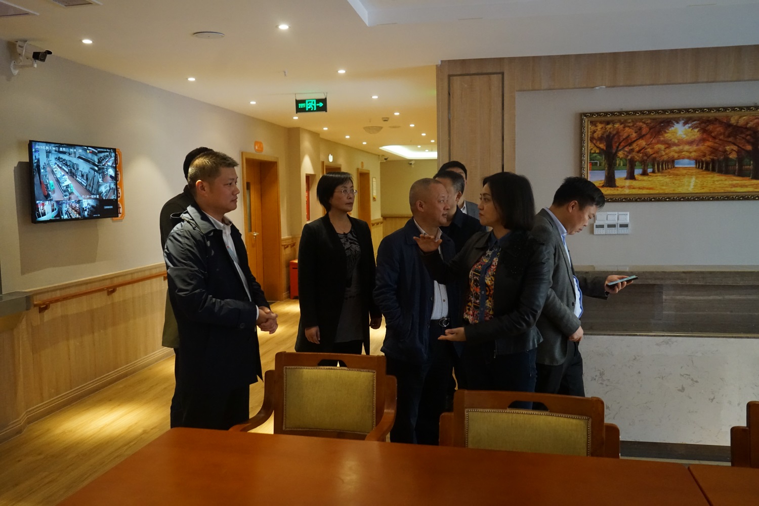 9.參觀餐廳等其他多功能區(qū)域，唐副市長(zhǎng)向陳董事長(zhǎng)詢問(wèn)樓層層高等情況.JPG