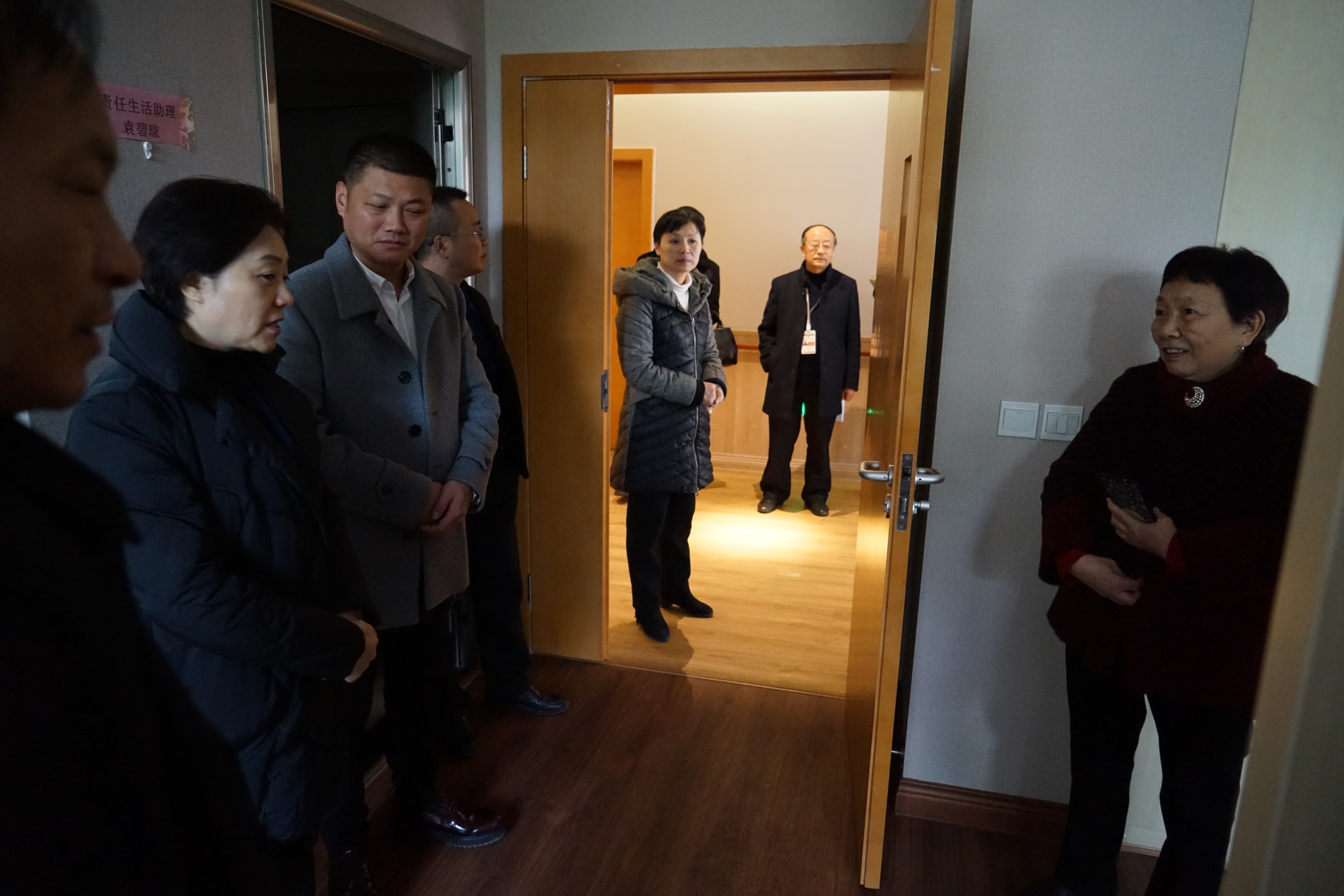11.參觀套房，鄧廳長(zhǎng)與入住老人候婆婆親切交談.JPG